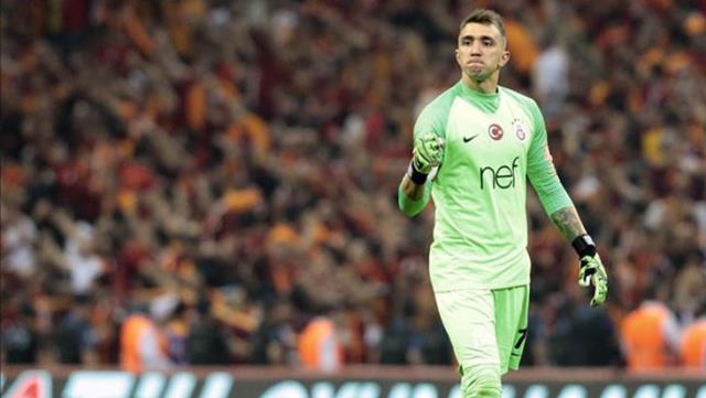 Galatasaray'da Muslera depremi yaşanıyor! Menajeri yeni sözleşmeyi kabul etmedi