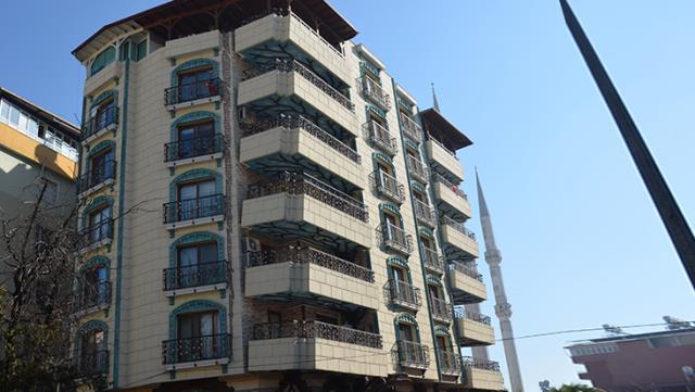 İlginç mimarisiyle 'çöküyormuş hissi veren' apartman görenleri hayrete düşürüyor