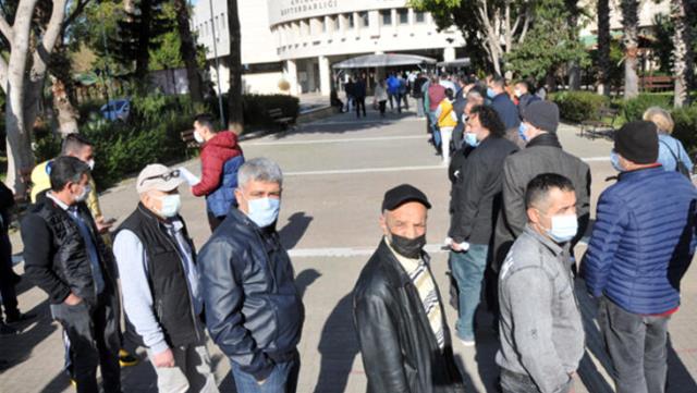 Kısıtlamadan muaf olan vatandaşlar vergi dairelerinde metrelerce kuyruk oluşturdu