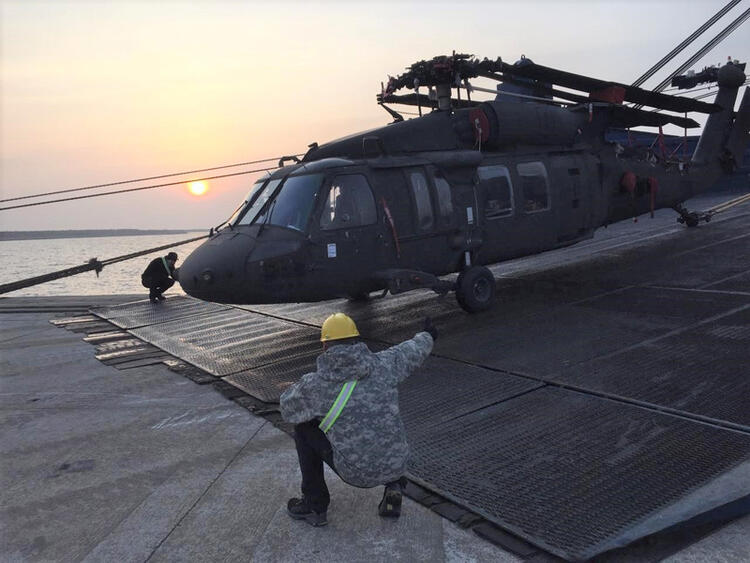 ABD gemisi yanaştı, helikopterler indi!