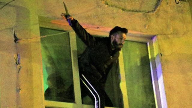 Çocuğunu görmek isteyen babanın tuhaf yöntemi.