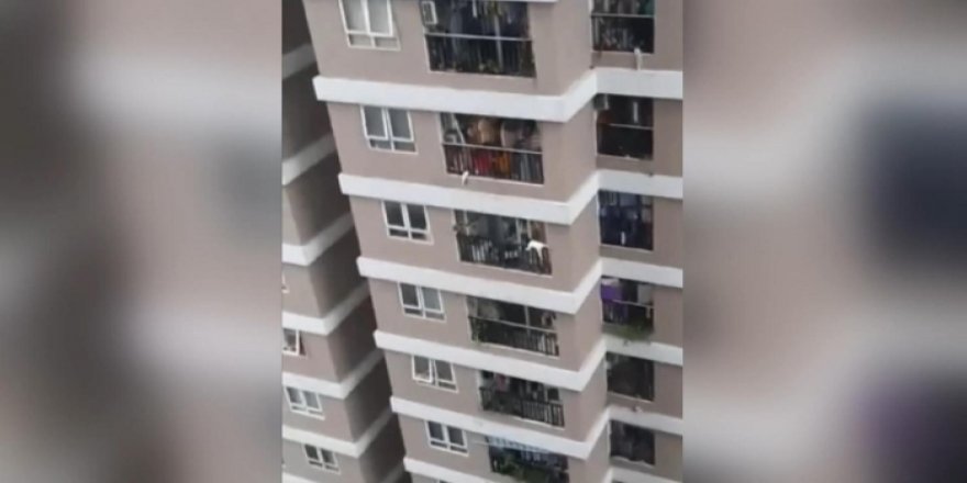 Anbean kaydedildi! Vietnam'da 12'nci katından düşen 3 yaşındaki kızı kurye kurtardı