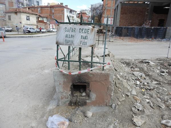 Taşınan asırlık türbenin içi boş çıktı