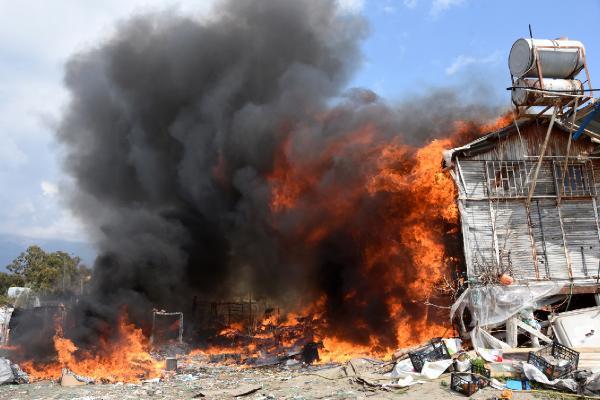 Yemek yapmak için yakılan ateş barakaya sıçradı!