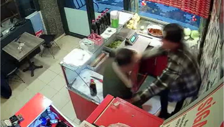 Çiğ köftenin 'acılı' olduğu gerekçesiyle çalışanı darbeden kişiler hakkında karar verildi