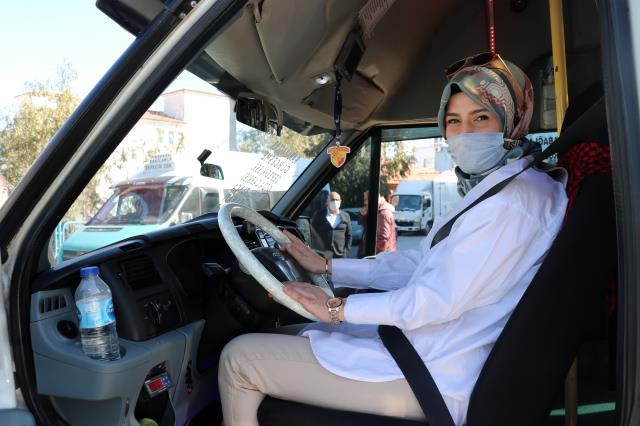 Dolmuş şoförlüğüne başlayan genç kız şaşkınlık yarattı.