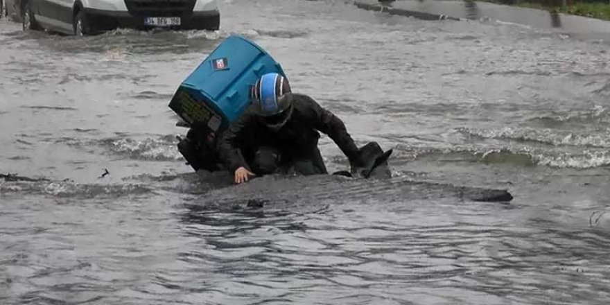İstanbul'da su borusu patladı, moto kurye açılan çukura düştü