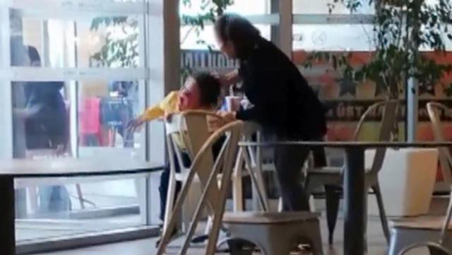 AVM'de çocuğa şiddet !