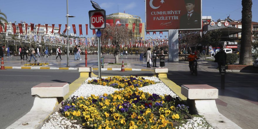 BÜYÜKŞEHİR BELEDİYESİ AYDIN’I ÇİÇEKLERLE SÜSLEDİ