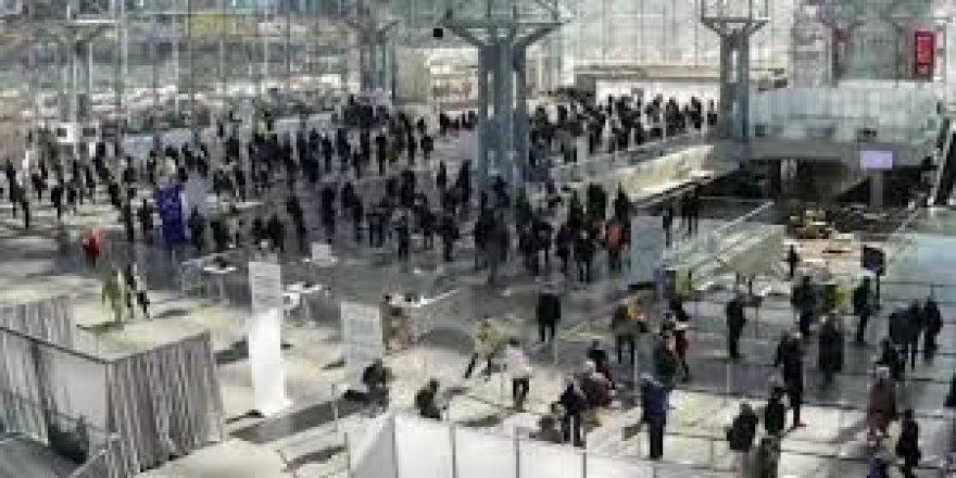 New York’ta aşı merkezindeki yoğunluk kamerada