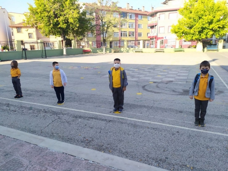 Profesör: Okuldan gelen çocuk bir süre maske takmayı sürdürmeli