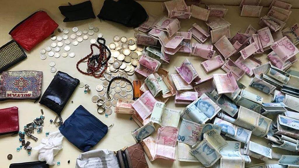 Manisa'da bir dilencinin üzerinden çıkan para şok etti!