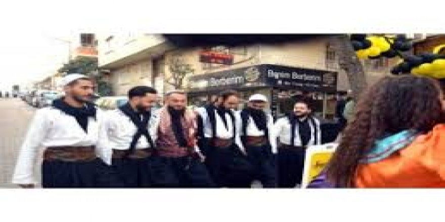 İstanbul'da pes dedirten manzara! Restoran açılışında Corona halayı