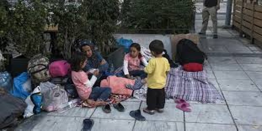 Yunanistan'da binlerce mülteci sokaklarda yaşama riskiyle karşı karşıya