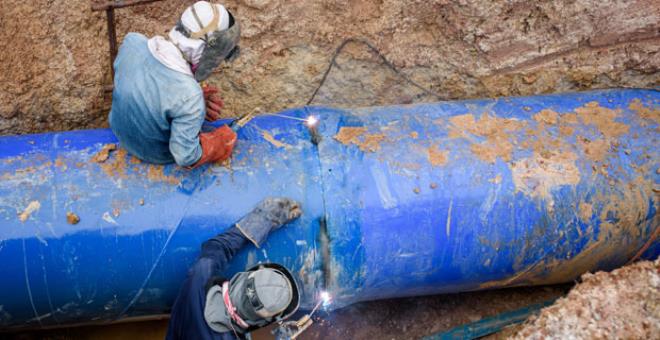 Elektrikçiler, kabloların yerini değiştirmek için yaptıkları kazıda gizli bir tünel keşfetti.