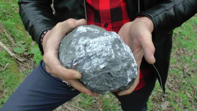 Bahçeye düşen 9.5 kiloluk taş köylüleri heyecanlandırdı!