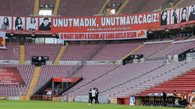 Galatasaray tribünlerinden anlamlı pankart