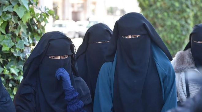 İsviçre'de peçe yasağı referandumla kabul edildi