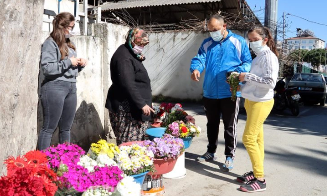 Mezarlıkta çiçek satıp kızını Oxford Üniversitesi'nde okutuyor