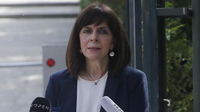 Yunanistan Cumhurbaşkanı'nın törende giydiği ayakkabı alay konusu oldu