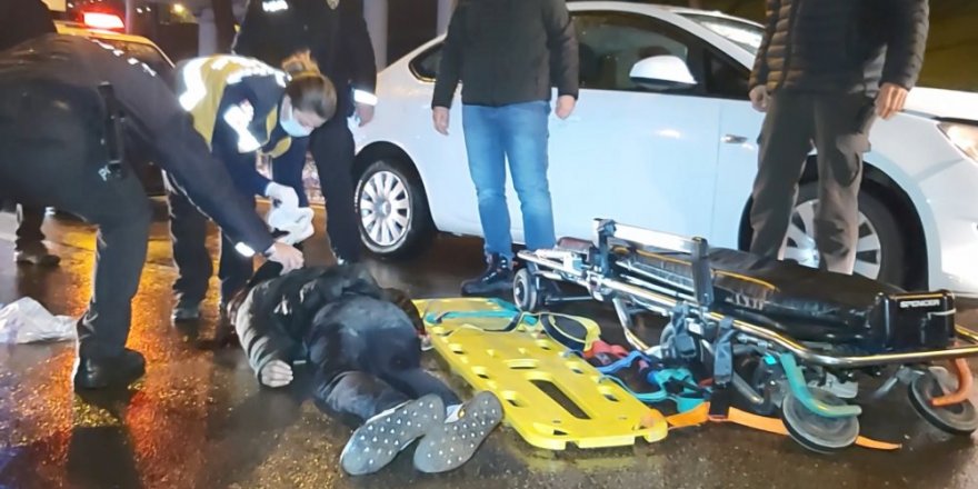 Seyir halindeki otomobilin önüne atlayan genç ağır yaralandı