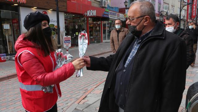 2020'de kadın cinayetinin işlenmediği kentimizde erkeklere çiçek dağıtıldı