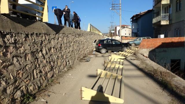 Safranbolu'da iki otomobil çarpıştı, biri 2 metreden aşağıya düştü: 2 yaralı