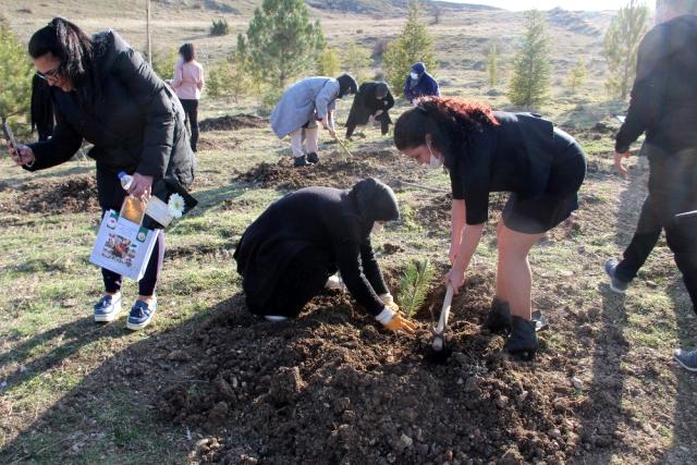 Kadınlar fidanları toprakla buluşturdu