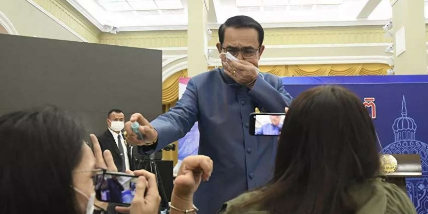 Başbakan zor soru soran gazetecilerin üzerine dezenfektan sıktı