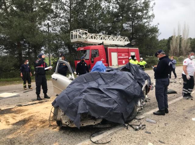 Muğla'da tırla otomobilin çarpışması sonucu 5 kişi hayatını kaybetti