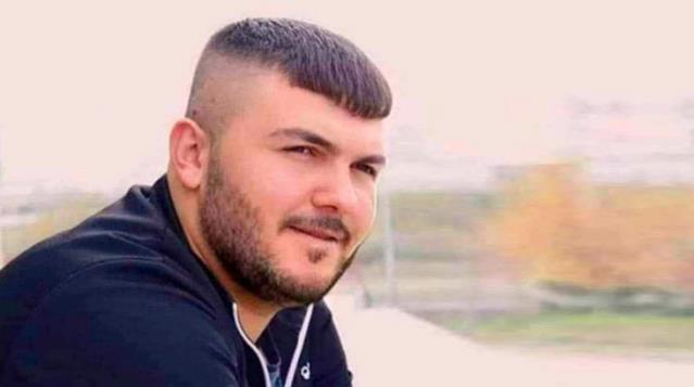 Lastiği patlayan otomobilden inen genç, canından oldu