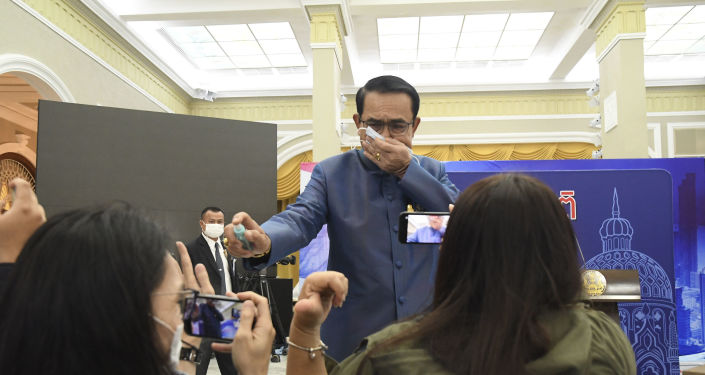 Soruyu beğenmeyen Tayland Başbakanı, gazetecilere dezenfektan sıktı