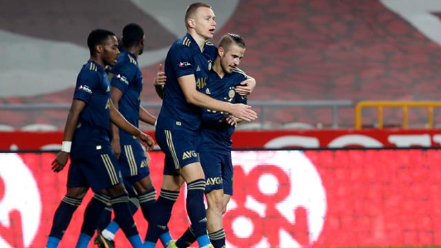 F.Bahçe'den 500 bin euro kazanan Szalai, müthiş bir istatistik yakaladı