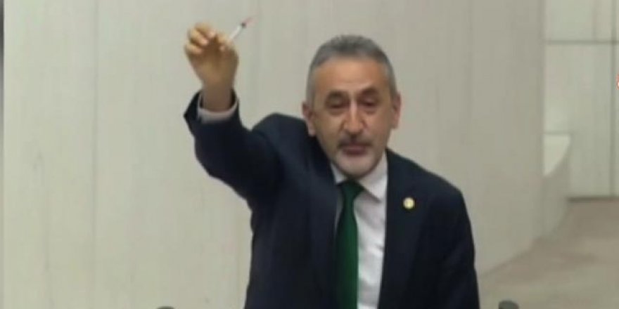 CHP'li Vekil Meclis'te Şırıngayla Sordu: Aşı Nerede?