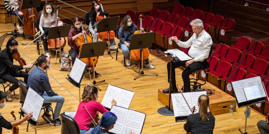 İzmir Büyükşehir Belediyesi sanatçıyla “El Ele” 