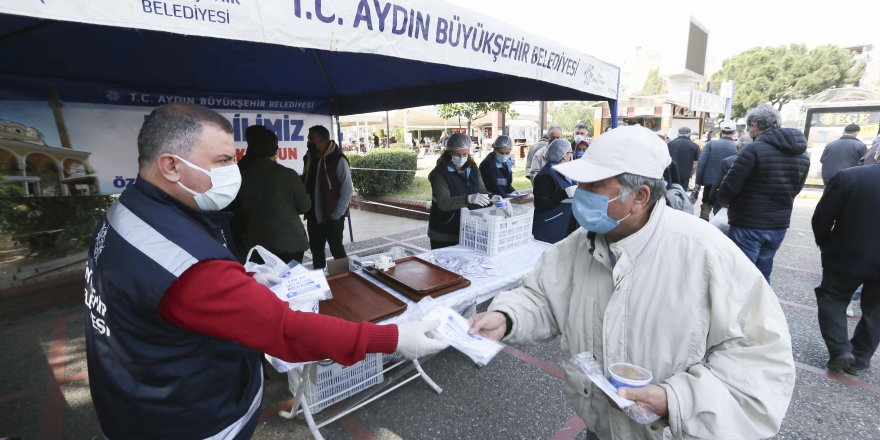 Aydın Büyükşehir Belediyesi Miraç Kandilinde Vatandaşlara Helva Dağıttı