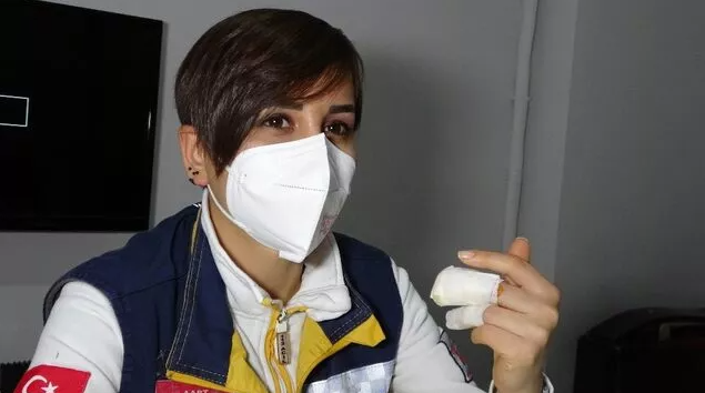 Hasta tarafından parmağı ısırılan sağlık personeli zorlukla kurtarıldı