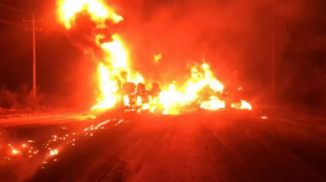 Meksika'da kamyonla çarpışan akaryakıt tankeri alev aldı: 11 ölü, 5 yaralı