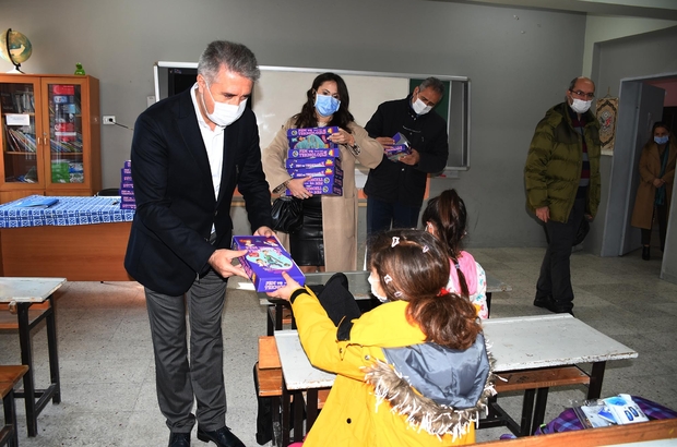 KUŞADASI BELEDİYESİ’NDEN 2 BİN 200 ÖĞRENCİYE EĞİTİME DESTEK SETİ