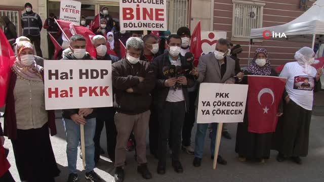 HDP önündeki aileler, teröristlerin çocuklarına zorla açıklama yaptırmasına tepki gösterdi