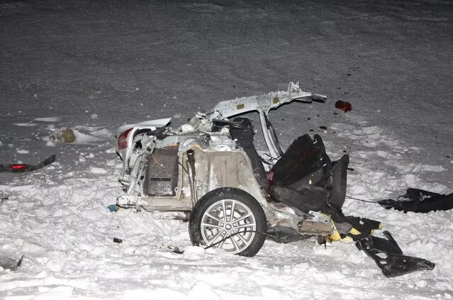 Bingöl'de feci kaza! Otomobil ikiye bölündü!