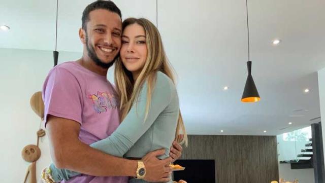 Şeyma Subaşı, "Sevgilimin malıyım" yazılı kıyafetle poz verdi