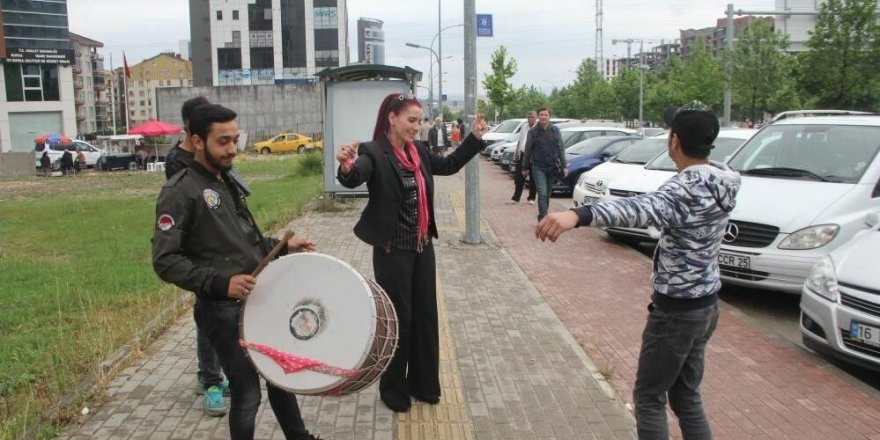 Boşandım' diye davul zurna çaldıran kadın, şimdi de uzaklaştırma kararı aldırdı