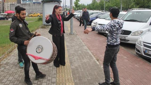 Boşanmasını davul zurna çaldırıp kutlayan kadın, eski eşinin paylaşımından sonra