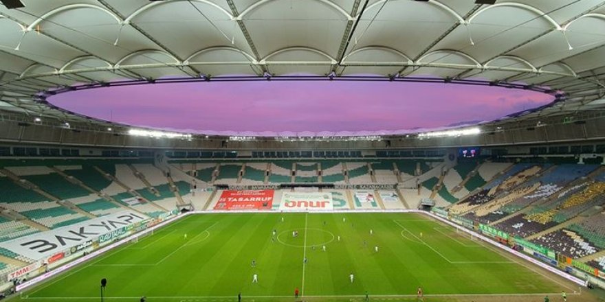 Bursa Büyükşehir Belediye Stadyumu'nun elektrikleri ödenmeyen borçlar nedeniyle kesildi