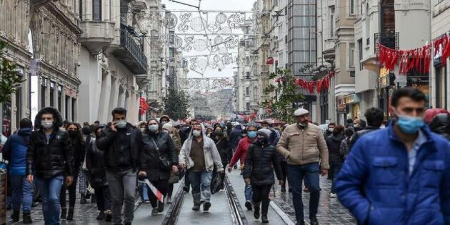 İstiklal Caddesi kalabalık nedeniyle bir süre kapatıldı