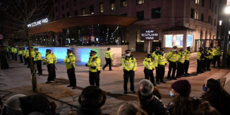 İngiltere'de polise öfke dinmiyor