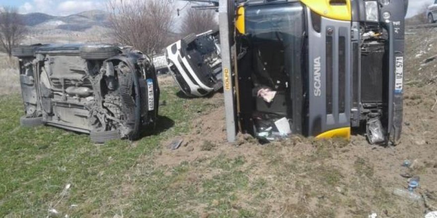 Sıfır kilometre cipleri taşıyan tır devrildi, araçlar oyuncak araba gibi tarlaya savruldu