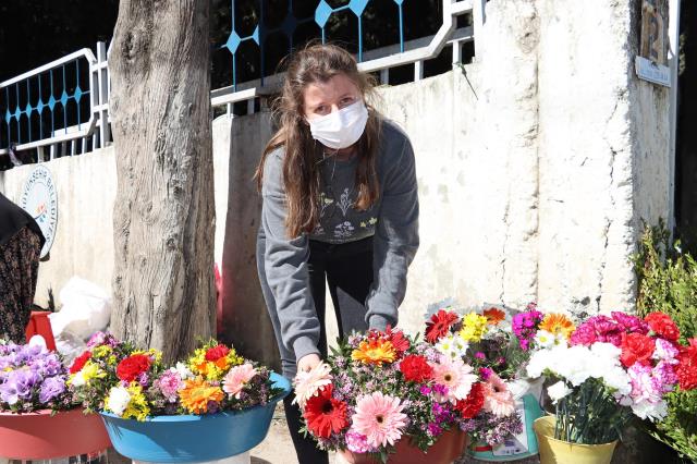 Çiçek satan annesini "Oxford'da okuyorum" diye kandıran Merve Bozkurt'un yalanı İngiltere'de de gündem oldu