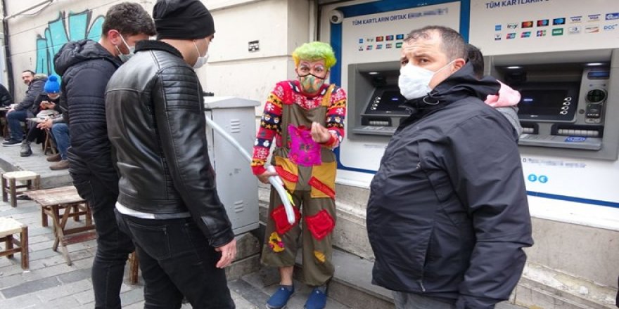Taksim'de turistleri tehdit eden palyaçoya gözaltı